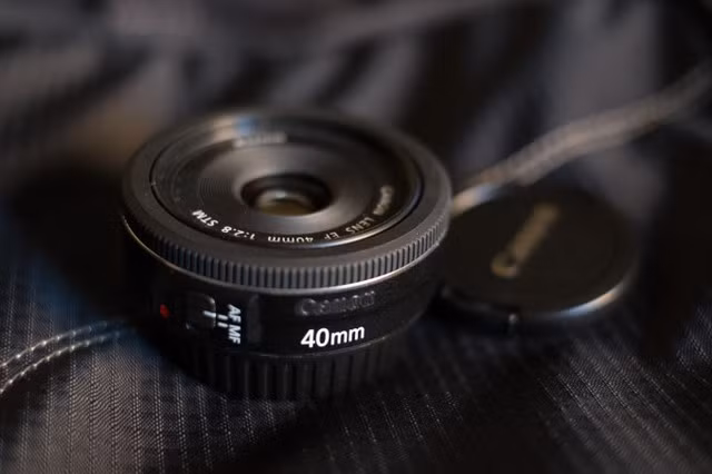  2. Canon 40mm f2.8 STM. Thêm một ống kính fix khẩu lớn nữa của Canon có thể dùng được trên cả Fullframe lẫn Crop – Canon 40mm f2.8 STM. Ống kính nhỏ gọn này của Canon có hiệu năng cực tốt và giá bán cũng rất rẻ, tương đương ống kính 50 STM mới ra. Hơn nữa độ nét của 40 2.8 STM cũng rất cao, tương đương với các ống kính L cao cấp. Nhờ tiêu cự nhỏ - 40mm mà bạn hoàn toàn có thể dùng ống kính này chụp các chủ thể trong không gian hẹp.
