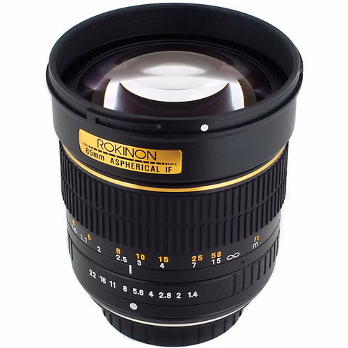  4. Rokinon 85mm f1.4. Nếu chấp nhận việc lấy nét tay đổi lấy cái giá rẻ và chất lượng ảnh vượt trội cho việc chụp chân dung với khả năng xóa phông mù mịt và hiệu ứng 3D nổi bật chủ thể thì chả có đối thủ nào trong mức giá rẻ có thể so sánh với Rokinon 85mm f1.4 (tên gọi khác là Samyang, Bower). Giá của ống kính này nằm trong khoảng 6 triệu đồng cho hàng mới. Hàng secondhand với mức giá rẻ hơn được bán khá nhiều tại thị trường Việt Nam nên có thể dễ dàng săn được.