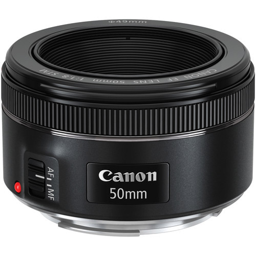  1. Canon 50mm f1.8 STM. Nếu ống kính 50mm f1.8II cũ bị chê là có chất lượng build kém và khả năng lấy nét trong điều kiện chênh sáng lớn không tốt thì phiên bản mới 50mm f1.8 STM đã được Canon khắc phục toàn bộ các vấn đề trên. Hơn thế nữa nó còn được nâng cao chất lượng quang học và giảm khoảng lấy nét gần nhất xuống còn 35cm khiến cho 50mm 1.8 STM của Canon trở thành lens 50mm có khoảng lấy nét gần nhất hiện nay. Và mẫu ống kính Canon giá rẻ này vẫn giữ nguyên giá bán giống phiên bản cũ – 125$ - tức xấp xỉ 3 triệu đồng.