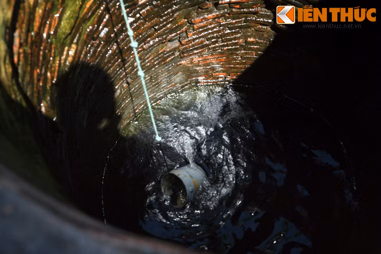 Kỳ lạ hơn giếng Xóm Cấm là giếng nước ngọt duy nhất ở hòn đảo có diện tích khá lớn này. Người dân trên đảo đã thử đào giếng ở những điểm khác tuy nhiên đều không tìm thấy mạch nước ngọt.