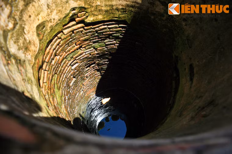 Đường kính miệng giếng khoảng 1,2m. Lòng giếng xây gạch tô vữa vôi, được xây theo kiểu “vành khăn." Độ sâu từ miệng giếng đến đáy giếng khoảng 5m.