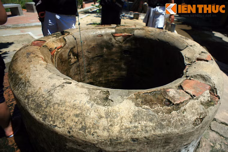 Tuy nhiên, trải qua quá trình sử dụng hàng trăm năm, người dân nơi đây đã cải tạo lại nền giếng và xây thêm gạch vữa ximăng lên thành giếng nên đã phần nào làm biến đổi cấu trúc.