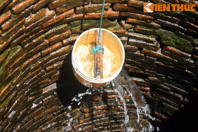 Theo kinh nghiệm của người dân nơi đây thì nước giếng Xóm Cấm cực kỳ hiệu nghiệm khi hiện tượng say sóng.