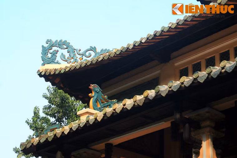 Ngôi đền có bình đồ hình vuông, mang phong cách kiến trúc thời nhà Nguyễn với bộ mái chồng diêm, thêm một hàng hiên phía trước, tạo thành ba tầng mái cong. Về tổng thể, công trình phảng phất tòa Minh lâu của lăng Minh Mạng ở Huế.