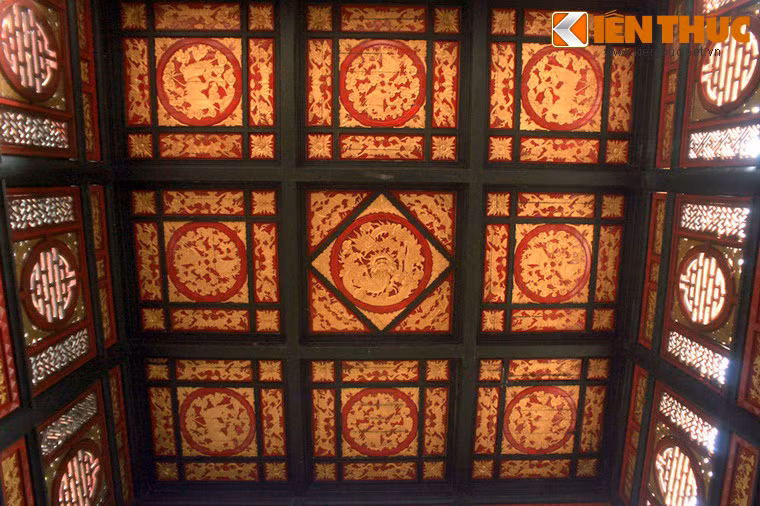 Các lỗ thông gió ở bốn mặt của đền cũng được chạm khắc tinh xảo.