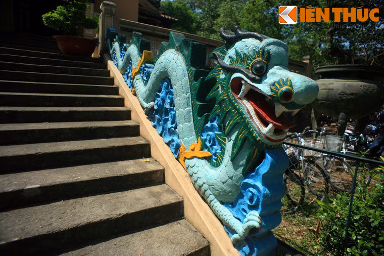 Các họa tiết trang trí của đền thờ Vua Hùng đều có hình rồng và phượng theo thể cung đình. Hai bên các bậc đá lên xuống đều có đôi rồng chầu.