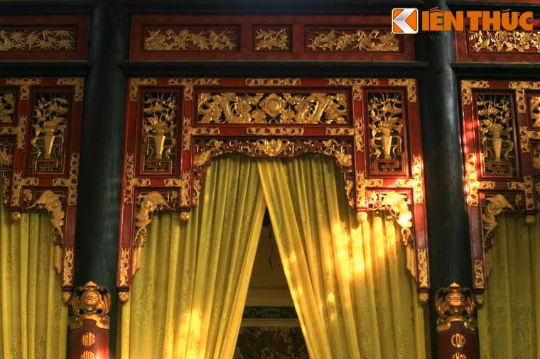 Các bao lơn bên trong đền có chạm khắc các hình: hạc, lân, qui, phượng, tô đắp tinh xảo và sơn màu đỏ như son.