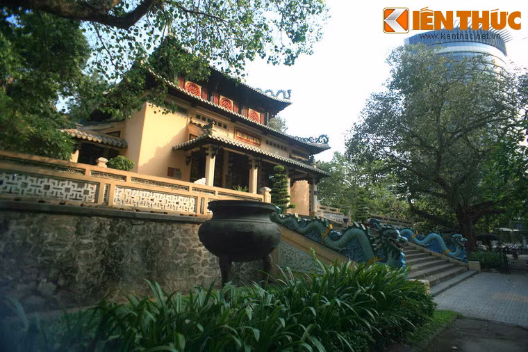 Ngôi đền được nhà cầm quyền Pháp cho xây dựng năm 1926 với tên gọi ban đầu là đền Kỷ niệm (Temple de Souvenir), để tưởng niệm những người Việt tử trận vì đi lính cho Pháp trong Thế chiến thứ nhất.