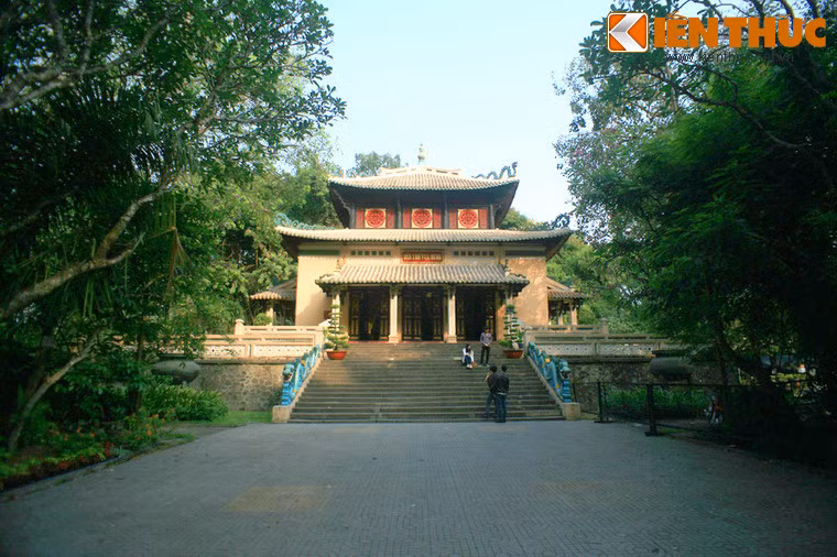 Năm trong khuôn viên của Thảo Cầm Viên, đền thờ vua Hùng là ngôi đền đẹp và nổi tiếng bậc nhất của mảnh đất Sài Gòn.