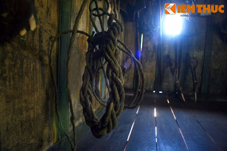 Sợi dây da trâu này là dụng cụ chính của vua voi Ama Kông, dùng làm dây thòng lọng để bắt voi rừng. Mỗi sợi dây da trâu dài từ 90-120m, phải dùng 7 con trâu đực. Sau khi bện thành dây thừng, người ta buộc sợi dây phơi trên cây ròng rã 90 nắng, 90 sương, sau đó cất trên gác bếp đủ một mùa rẫy mới làm lễ cúng để sử dụng.