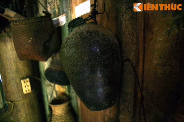 Hũ dùng để thống kê số lượng voi bắt được trong suốt cuộc đời đi săn của một thợ săn voi. Trong hũ đựng 10 thanh gỗ dài khoảng 20cm đẽo tròn như chiếc đũa, mỗi khí săn được một con voi con, người ta mở hũ lấy một thanh gỗ rồi khắc vào một vết như răng cưa. Đến khi giải nghệ, thợ săn voi mới bỏ hũ ra đếm xem trong đời mình đã săn được bao nhiêu voi căn cứ vào những vết khắc. Hũ của huyền thoại Ama Kông có 298 nấc khắc, một kỷ lục của nghề săn voi ở Tây Nguyên.