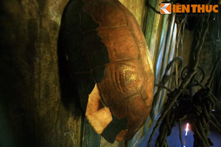 Mu rùa dùng để đựng cơm và đồ ăn khô của thợ săn voi.