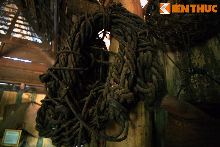 Cuộn dây này là dụng cụ để cột chặt những con voi trong quá trình bị động kinh vào cây rừng. Thông thường, một con voi cứ một năm lại bị động kinh một lần, kéo dài từ 2-4 tuần. Trong lúc động kinh voi rất dữ tợn, ai đến gần cũng bị nó tấn công, kể cả chủ.