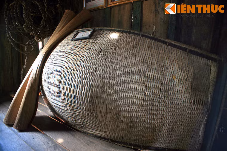 Lọng che mưa nắng di động của thợ săn voi, dùng để đặt trên bành voi khi di chuyển và trú mưa khi ngủ đêm trong rừng.