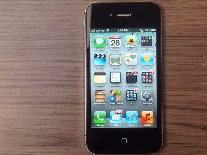  iOS 5. Siri lần đầu tiên ra mắt cùng iOS 5. Ứng dụng này được Apple mô tả là “người trợ lý ảo thông minh”. Đây cũng là lần đầu tiên hãng giới thiệu iMessage, cho phép nhắn tin miễn phí giữa người dùng iPhone với nhau, cạnh tranh với BBM từ BlackBerry.iOS 5 cài đặt sẵn trên iPhone 4S.