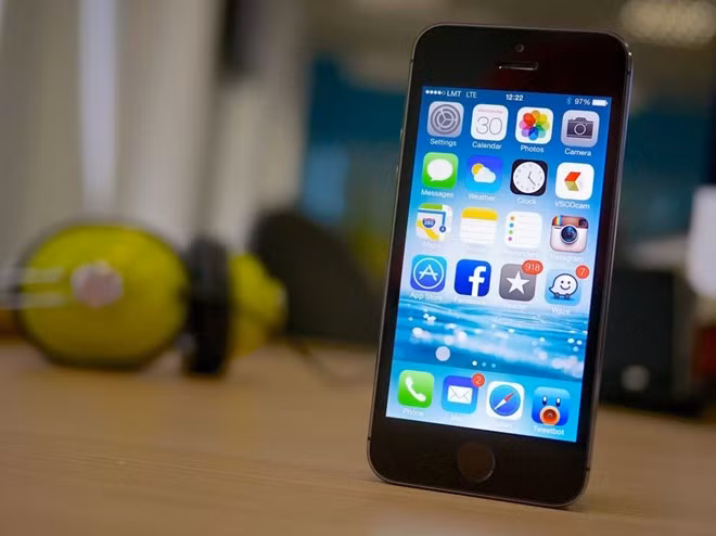  iOS 7. iOS 7 được xem là nền tảng mang tính cách mạng từ Apple với giao diện iPhone phẳng, nhiều màu sắc do đích thân Jony Ive thiết kế.Bên cạnh giao diện mới, iOS 7 còn giới thiệu tính năng nhận diện vân tay Touch ID, tính năng chuyển dữ liệu không dây AirDrop và cải thiện khả năng đa nhiệm.