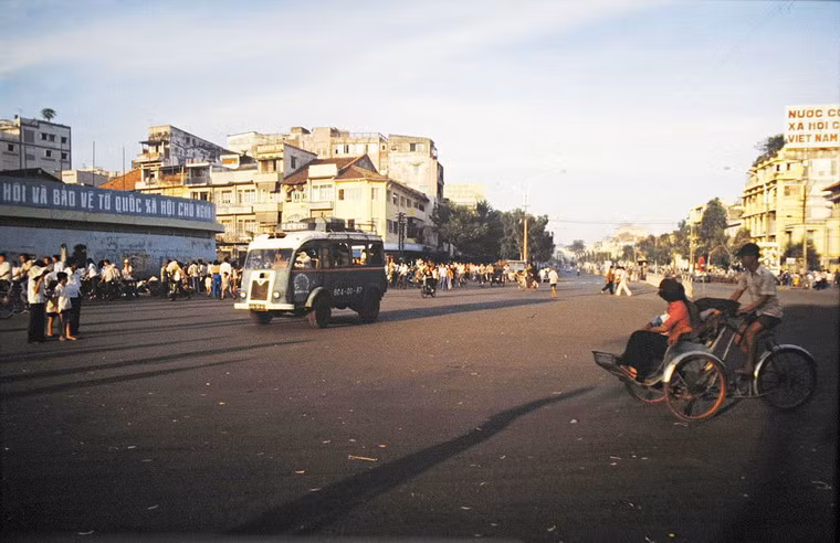 Đường Lê Lợi nhìn từ vòng xoay Quách Thị Trang trước chợ Bến Thành.