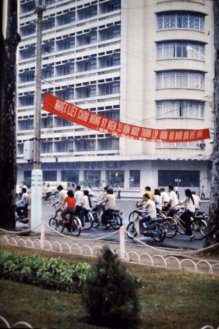 Khách sạn Độc Lập (nay là Caravelle Saigon) cạnh nhà hát Lớn.