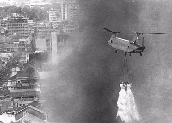 Sau nhiều giờ, vụ cháy chợ Cầu Ông Lãnh mới được khống chế.