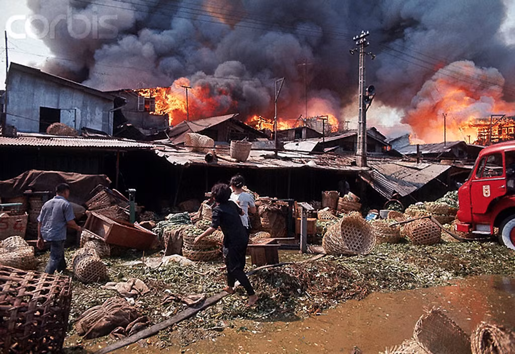 Hinh anh kinh hoang ve vu chay cho Cau Ong Lanh 1971
