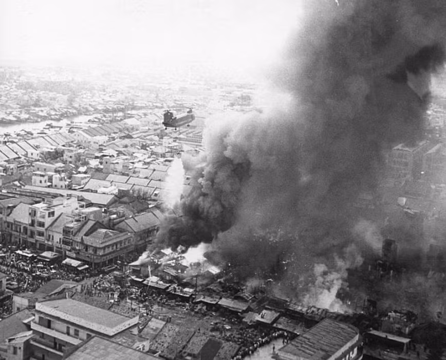 Do đám cháy quá lớn, chiếc trực thăng phải bay rất nhiều chuyến.