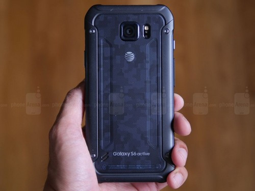 Một chi tiết thú vị là Galaxy S6 Active không đi kèm dụng cụ tháo SIM như mẫu Galaxy S6 vì mẫu smartphone siêu bền này đã được cải tiến khay SIM, giúp thao tác dễ dàng hơn chỉ với tay không.