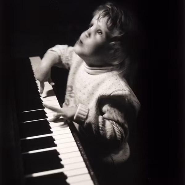 Dù không hoàn thiện, nhưng ông vẫn cố gắng cho con có được cuộc sống như bao người bình thường khác.