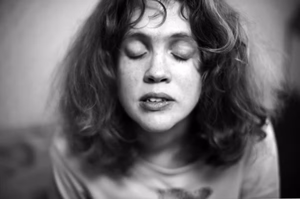 Giờ đây, Sharon đã chuyển tới sống riêng trong một căn nhà ở gần nhà của cha. Việc để Sharon chuyển ra sống một mình là một dự tính của Leon bởi ông sợ rằng đến một lúc nào đó mình sẽ không thể chăm sóc cho Sharon được nữa, khi đó mọi sự biến động sẽ trở nên quá đột ngột và thật khó khăn đối với cô nếu không còn ông ở bên giúp đỡ, chỉ dẫn.