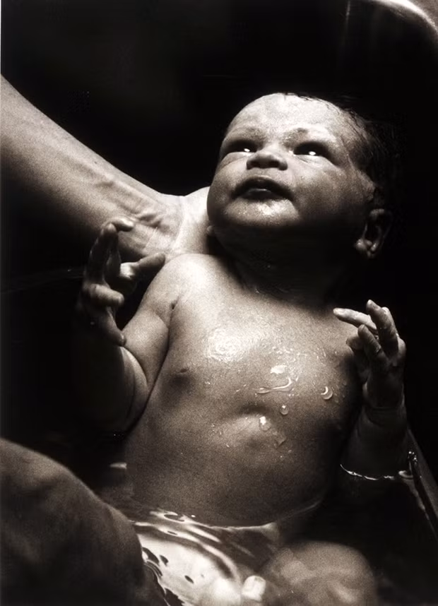 Nhiếp ảnh gia Leon bắt đầu thực hiện bộ ảnh về con gái mình từ khi cô bé còn nằm trong bụng mẹ. Một mình nuôi con nhưng ông vẫn luôn cho rằng mẹ bé là một người mẹ tốt. Do vướng vào nghiện ngập, bà bị tòa án tước quyền chăm sóc con.