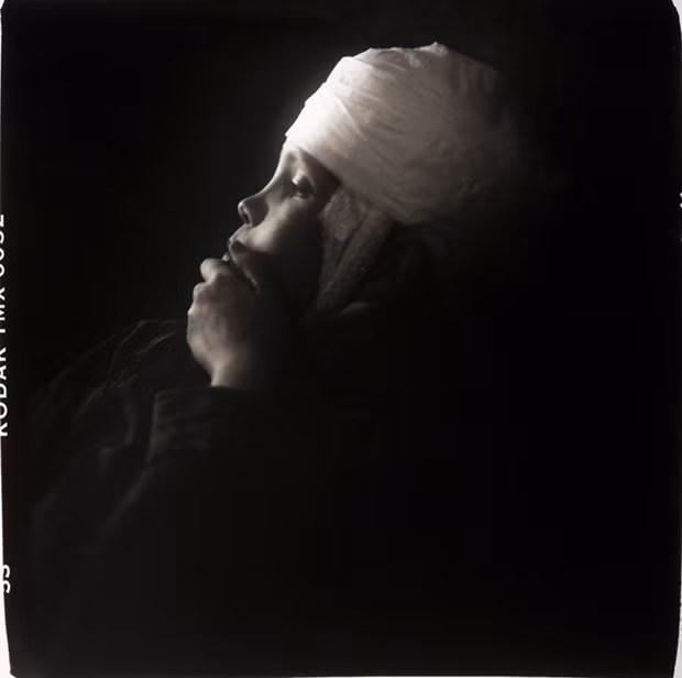 Sharon thường xuyên phải nằm viện điều trị. Đây cũng là lúc Leon cảm thấy lo lắng và thương con nhiều nhất.