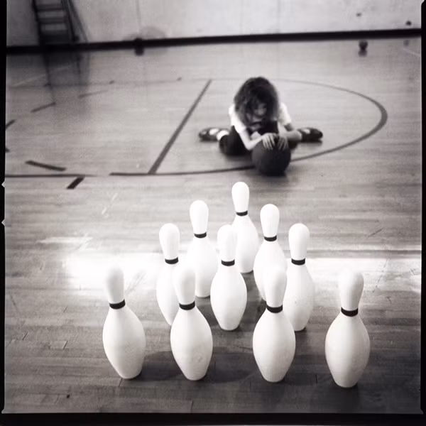 Trước đây, Leon từng có một sự nghiệp khá huy hoàng. Ông từng là một trong những tên tuổi lừng lẫy trong giới nhiếp ảnh Mỹ. Để có thể chăm sóc tốt cho con gái, ông đã phải hi sinh tất cả.