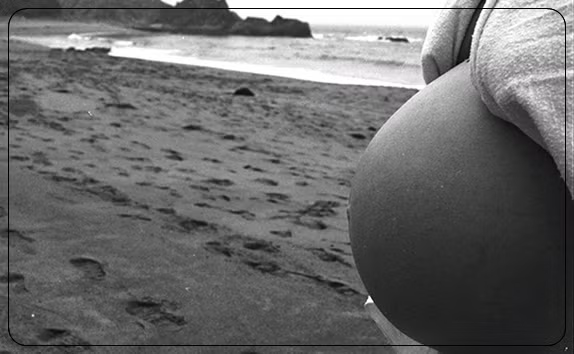 Ông Leon, người gốc Ba Lan (hiện giờ 68 tuổi), có con gái tự kỷ là Sharon. Từ khi mới sinh, em đã được bác sĩ chẩn đoán bị khiếm thị, các dây thần kinh vận động không phát triển bình thường, gây ảnh hưởng tới sự phát triển của các cơ. Sharon còn bị thiểu năng nhẹ. Sharon giờ đã 30 tuổi, mắc thêm chứng tự kỷ, rối loạn co giật và chậm phát triển. 