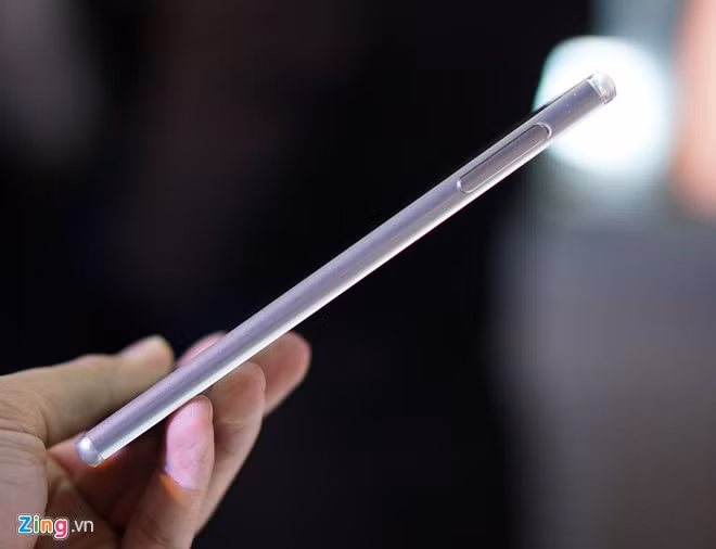 Khe SIM có nắp đậy nằm ở cạnh còn lại.