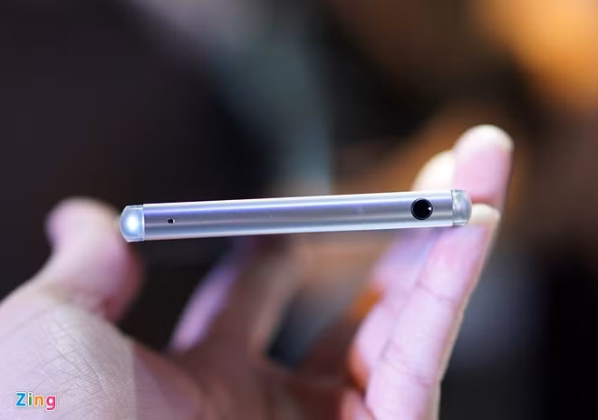 Giắc cắm âm thanh ở cạnh trên không có nắp đậy nhưng máy vẫn sở hữu khả năng chống bụi và nước chuẩn IP68.