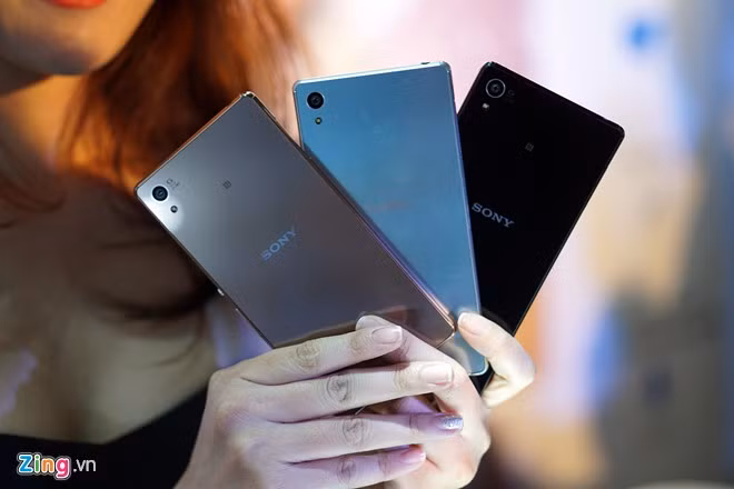 Ba màu Xperia Z3+ bán tại Việt Nam. Theo Sony, model này sẽ lên kệ từ ngày 3/7 với giá 18 triệu đồng, tặng kèm tai nghe chống ồn và bao da chính hãng.