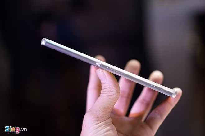 Nút nguồn hơi nhọn, phím âm lượng và chụp ảnh vẫn được bố trí bên cạnh phải.