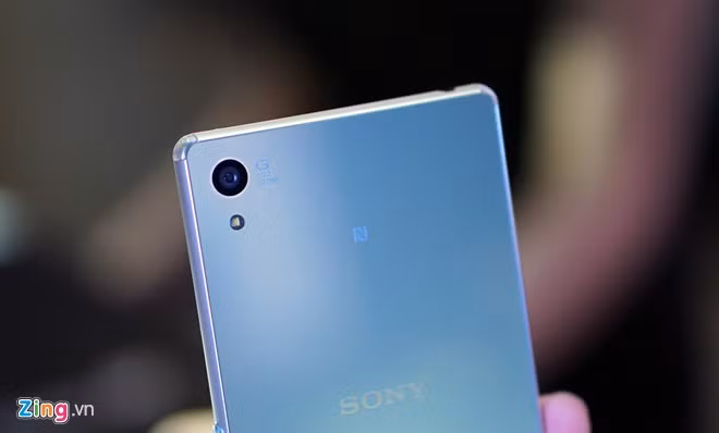 Xperia Z3+ vẫn dùng camera 20,7 MP, cảm biến 1/2,3 inch, ống kính G và đèn flash đơn.