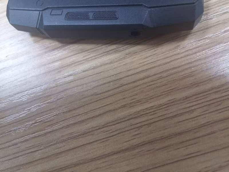 Nếu nhìn thoáng qua, chúng ta sẽ thấy smartphone có pin 10.000 mAh không quá dày để gây cảm giác khó chịu khi cầm.