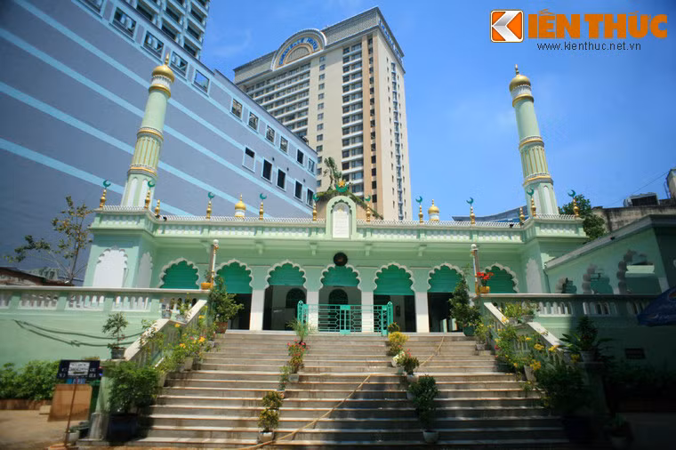Thánh đường Jamia Al-Musulman không lớn, nhưng có phong cách kiến trúc tinh tế mang đậm dấu ấn Hồi giáo vùng Nam Á. Chính điện của thánh đường nằm ở tầng 2, sau một khoảng sân lớn có các bậc cấp rộng dẫn lên.
