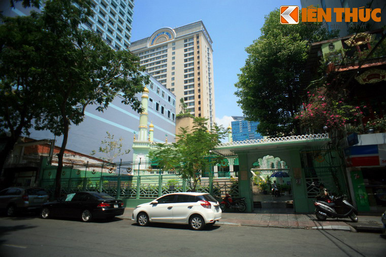 4. Tọa lạc tại số 66 Đông Du, Thánh đường Hồi giáo Jamia Al-Musulman là thánh đường lớn và nổi tiếng bậc nhất của Sài Gòn. Thánh đường được cộng đồng Ấn kiều đóng góp tiền xây dựng từ năm 1935 để phục vụ như cầu tâm linh của những tín đồ Hồi giáo đến từ Nam Ấn Độ cư ngụ tại Sài Gòn.