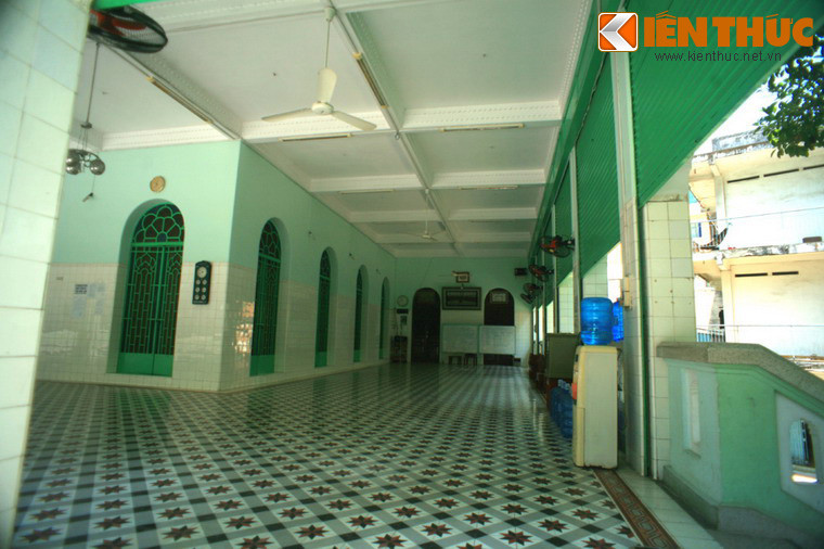 Không gian cầu nguyện của thánh đường khá lớn, gồm chính điện và các dãy hành lang bao quanh với sức chứa hàng trăm người. Cạnh khu chính điện còn có hồ nước dành cho nam tín đồ lấy nước để thanh tẩy.