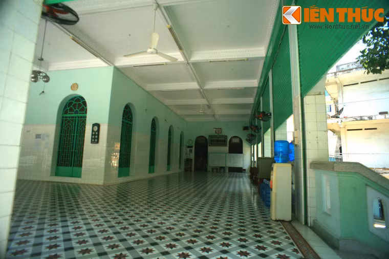 Không gian cầu nguyện của thánh đường khá lớn, gồm chính điện và các dãy hành lang bao quanh với sức chứa hàng trăm người. Cạnh khu chính điện còn có hồ nước dành cho nam tín đồ lấy nước để thanh tẩy.