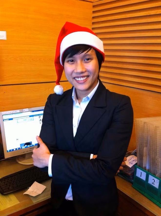 Gần đây, hình ảnh anh chàng HLV chuyển giới Ken gây chú ý trên mạng xã hội. Anh tên thật N.T.T.Trang sinh năm 1989, quê Hải Phòng. Ken khẳng định, anh là trans guy (người sinh ra trong cơ thể nữ, nhưng nhìn nhận bản thân là nam).