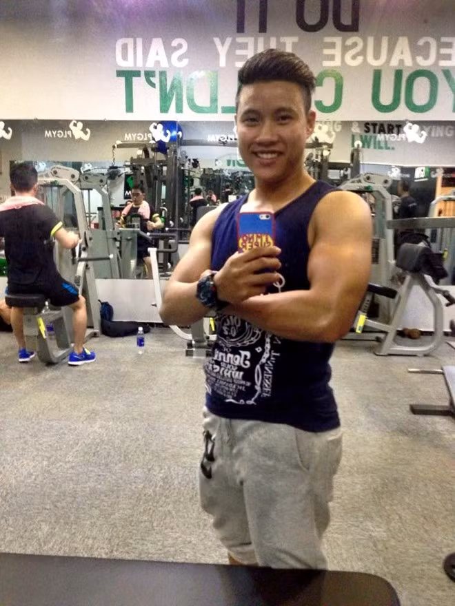 Ken cho biết, để giữ được thể hình săn chắc, mỗi ngày anh phải ăn hơn 1 kg thịt gà và 10 quả trứng kèm rau xanh, trái cây, ngũ cốc… Có những lúc, do không thể nhai nổi, cha Ken phải xay thịt gà và chuối để anh uống trực tiếp.