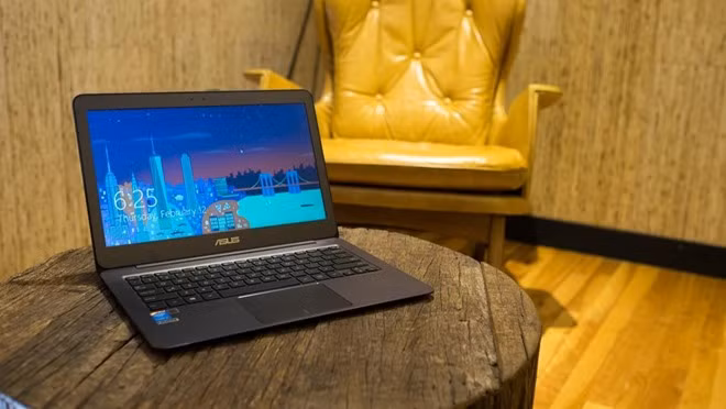 Asus Zenbook UX305 (khoảng 18 triệu đống) trang bị cấu hình tốt so với mức giá, bao gồm chip Intel Core M, màn hình 13,3 inch Full HD, RAM 8 GB và ổ SSD 128 GB. Độ mỏng của máy tính này khá ấn tượng (12,3mm). Thiết bị này áp dụng thiết kế nhôm nguyên khối, dùng 3 cổng USB 3.0 tốc độ cao. Trong một phát biểu mới đây, đại diện Asus khẳng định, laptop vẫn là sản phẩm chủ đạo của hãng trong năm 2015. Nhà sản xuất này kỳ vọng nhiều vào chiếc UX305.