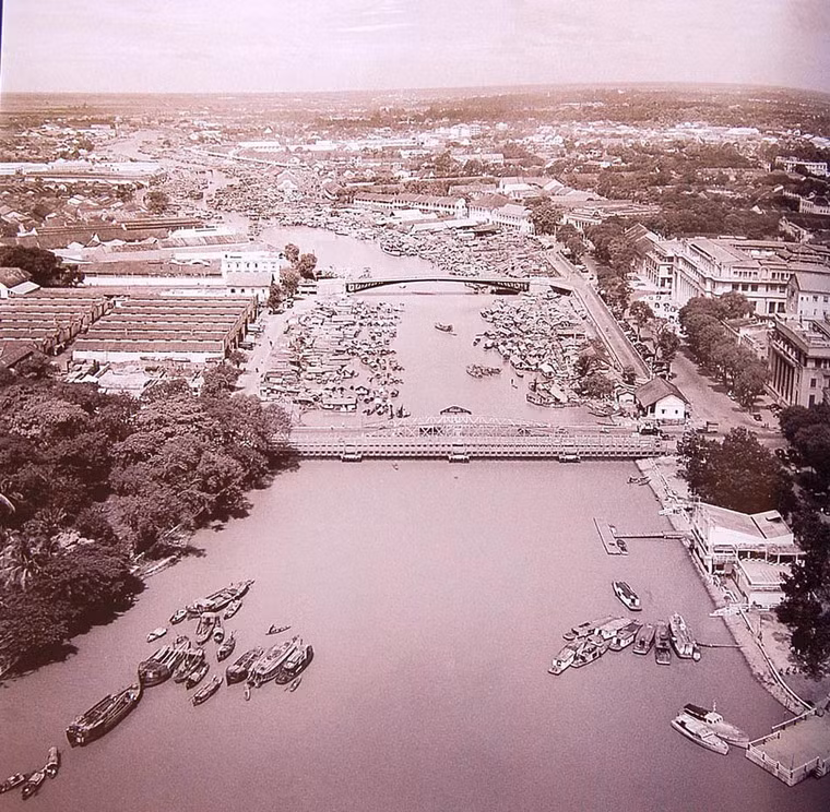 Người Sài Gòn gọi cây cầu này là cầu quay Khánh Hội hoặc cầu Bắc Bình Vương.