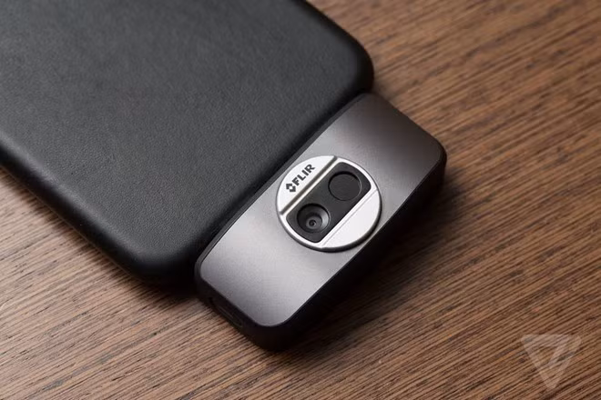 Flir One có 2 camera, một cho ra ánh sáng hồng ngoại, một cho ra ánh sáng thường với cảm biến CMOS độ phân giải thấp 640 x 480 pixel.