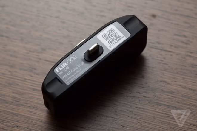 Với iPhone, nó kết nối trực tiếp qua cổng Lightning, trong khi điện thoại Android sẽ lắp qua cổng microUSB.