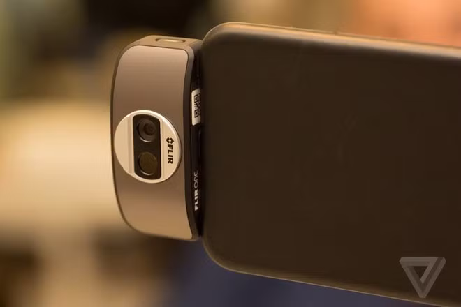 Tuy nhiên, nó không thể giúp bạn nhìn trong bóng tối. Phụ kiện Flir One có thể khắc phục nhược điểm này. Nó có thể chuyển chiếc smartphone của bạn thành một máy ảnh hồng ngoại.