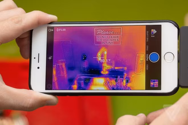 Flir One là sản phẩm thương mại đặc sắc nhất của hãng. Người dùng có thể bật nó để nhìn ra sự khác biệt của cảnh vật dưới dạng bản đồ nhiệt của người hoặc vật trong phạm vi nhất định hoặc đo nhiệt độ tại một điểm cụ thể.